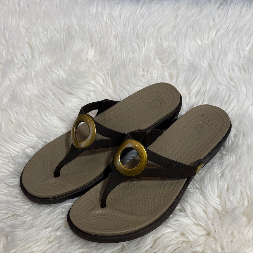 CROCS Women’s Brown and Gold Thong Sandals - Picture 7 of 8